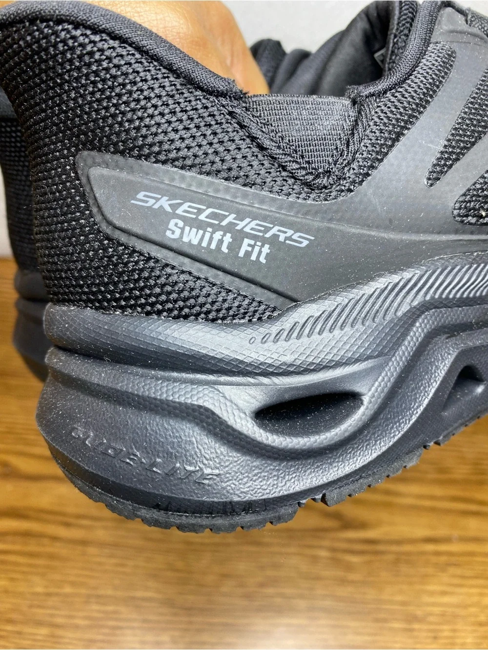 Skechers Hands Free Swift Fit Sneaker Shoes Memory Foam Mens Size 8 Black NEW